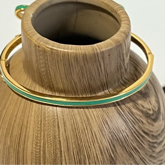 Kate Spade Gold Tone Bracelet with Green Bow NWOT with jewelry pouch - Picture 4 of 10